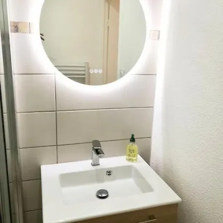 Joli A